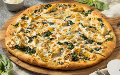 Pizza casera con alcachofas, aceitunas y mozzarella