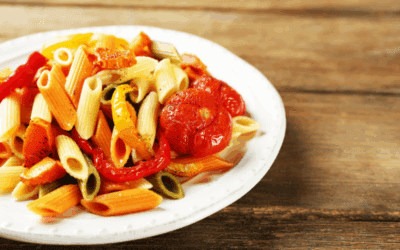 Ensalada de pasta con piquillos y atún