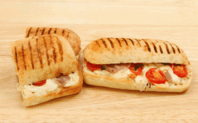 Paninis tostados con pimiento asado y queso de cabra